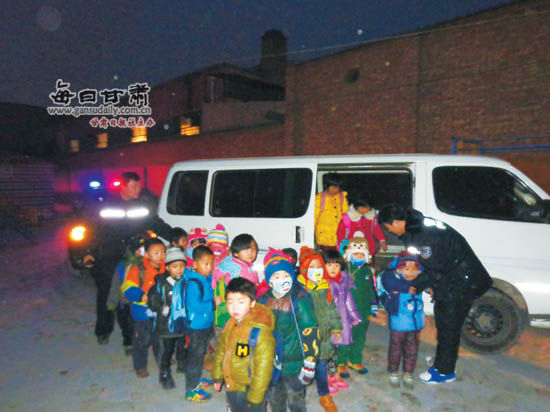 非法校車接送幼兒西固交警依法查扣