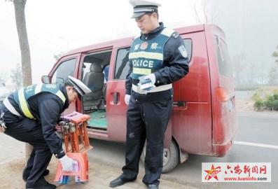 安徽:六安市交警一大隊專項檢查校車安全 安徽:六安市交警一大隊專項檢查校車安全