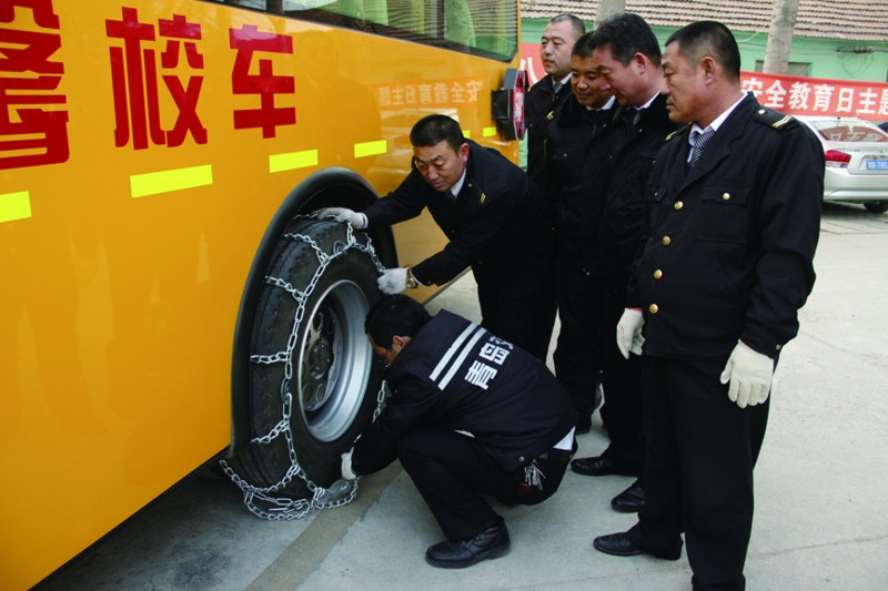 青島：校車掛“鐵蹄”