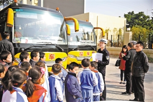 深圳寶安交警設置12個固定查車組嚴查校車/ 深圳寶安交警設置12個固定查車組嚴查校車