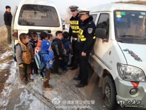 蘭州:無照駕駛“黑校車”接送孩子 蘭州:無照駕駛“黑校車”接送孩子