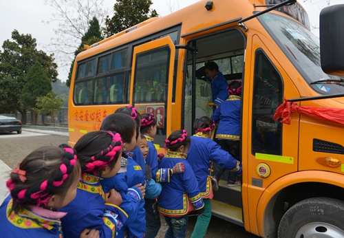 湖南:偏遠(yuǎn)苗鄉(xiāng)學(xué)童獲贈(zèng)愛(ài)心校車 湖南:偏遠(yuǎn)苗鄉(xiāng)學(xué)童獲贈(zèng)愛(ài)心校車