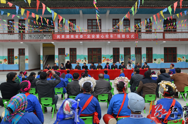 湖南；“大鼻子”校車滿載愛心開進靖州巖灣小學