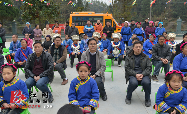 湖南；“大鼻子”校車滿載愛心開進靖州巖灣小學