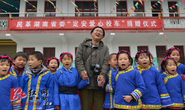 湖南；“大鼻子”校車滿載愛心開進靖州巖灣小學