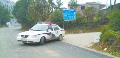 貴陽:警察叔叔開“校車” 孩子不用再摸黑走路上學 貴陽:警察叔叔開“校車” 孩子不用再摸黑走路上學