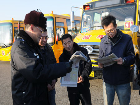 山東煙臺：四大隊組織高新區專用校車駕駛員開展冬季交通安全專題宣傳
