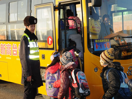 山東煙臺：四大隊組織高新區專用校車駕駛員開展冬季交通安全專題宣傳