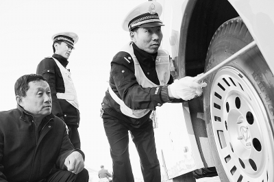 山東無棣縣:交警為校車做“體檢” 山東無棣縣:交警為校車做“體檢”