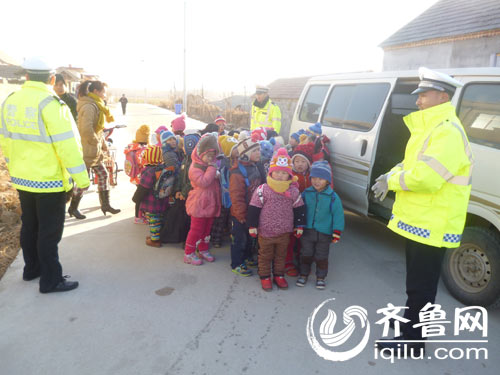山東:臨沂交警直屬三大隊(duì)查處一起嚴(yán)重超員“黑校車(chē)” 臨沂交警直屬三大隊(duì)查處一起