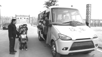 山東濟(jì)寧:村里孩子坐上了“大鼻子”校車 山東濟(jì)寧:村里孩子坐上了“大鼻子”校車