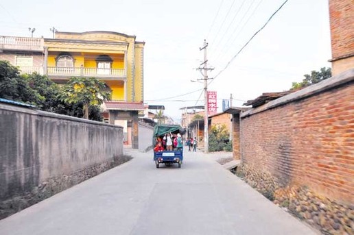 福建仙游建華村：三輪車當“校車” 塞進18個孩子
