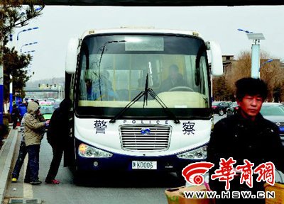 校車掛警車牌收費接學生 被稱最牛校車(圖)