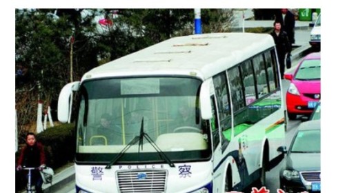 陜西榆林現“最牛校車”：掛警車牌接送學生