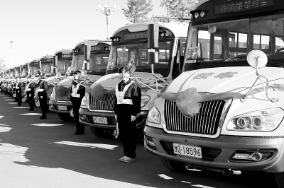 張掖市甘州區投運20輛大鼻子校車/ 張掖市甘州區投運20輛大鼻子校車