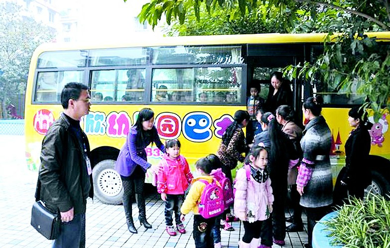 幼兒園校車簽署“安全責任狀” 幼兒園校車簽署“安全責任狀”