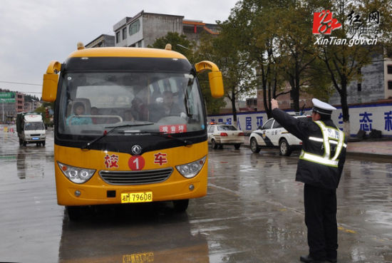 開學伊始 新田交警嚴查校車安全 開學伊始新田交警嚴查校車安全