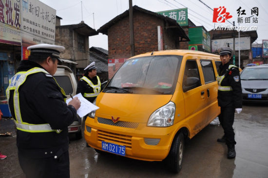 開學伊始 新田交警嚴查校車安全 開學伊始新田交警嚴查校車安全