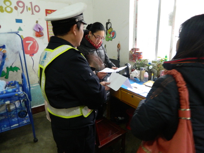 大新交警嚴查“黑校車”交通違法行為