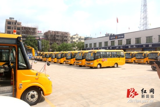 新田縣交警大隊繃緊安全弦嚴把校車關/ 新田縣交警大隊繃緊安全弦嚴把校車關