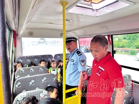 國慶將至 交警為校車“保駕護航”