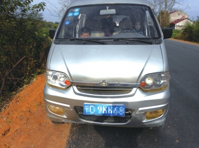 松滋交警查獲兩輛黑校車 核載8人裝進17名幼兒 松滋交警查獲兩輛黑校車 核載8人裝進17名幼兒