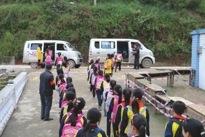 25輛面包當校車 定時定點接送娃娃 納溪區白節鎮小學生乘坐小客運校車