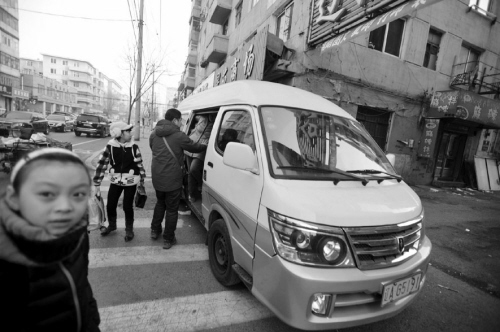 12座“校車”拉了多少人?小學生答:17個! 12座“校車”拉了多少人?小學生答:17個!