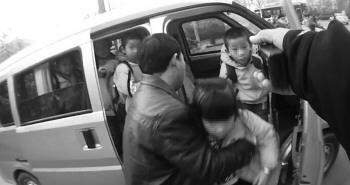 “黑校車”頂風上路 7座面包車塞23個孩子 “黑校車”頂風上路 7座面包車塞23個孩子