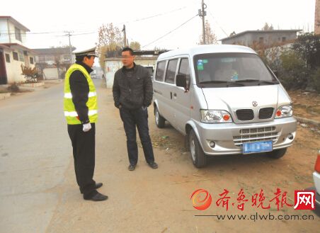 超員面包車被交警查扣。本報通訊員 張力斌 攝