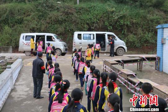 四川納溪規范農村學生出行 客運車“兼職”校車 四川納溪規范農村學生出行 客運車“兼職”校車