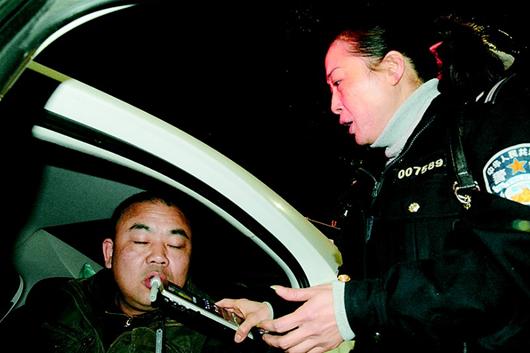 黃石一校車公司經理酒駕遇交警設卡被罰