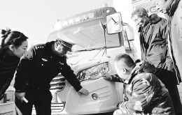 太原交警支隊杏花嶺大隊民警深入學校加大校車安全檢查