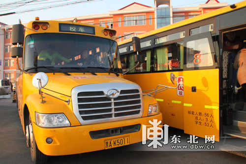 農村娃每天樂享校車接送/ 農村娃每天樂享校車接送