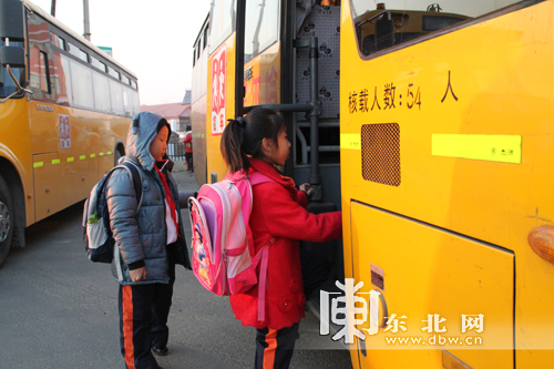 農村娃每天樂享校車接送/ 農村娃每天樂享校車接送