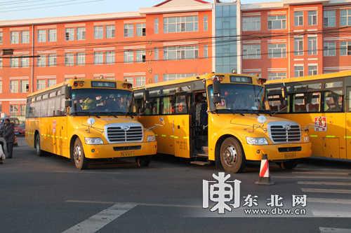 農村娃每天樂享校車接送/ 農村娃每天樂享校車接送