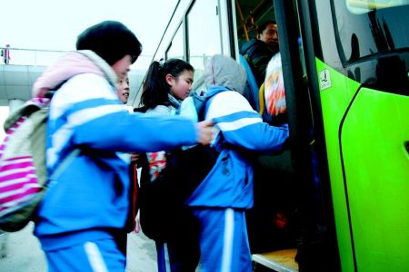 整治“黑校車” 家長遇尷尬 整治“黑校車” 家長遇尷尬