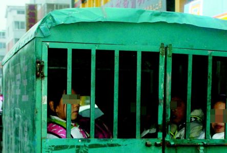 整治“黑校車” 家長遇尷尬 整治“黑校車” 家長遇尷尬