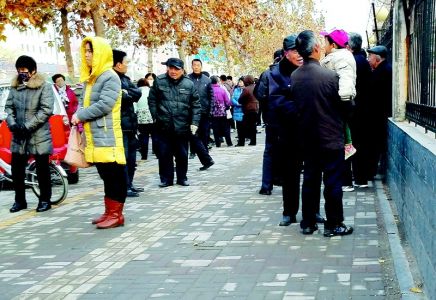 整治“黑校車” 家長遇尷尬 整治“黑校車” 家長遇尷尬