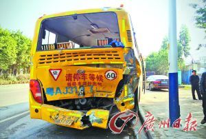 泥頭車撞爛校車屁屁/ 泥頭車撞爛校車屁屁