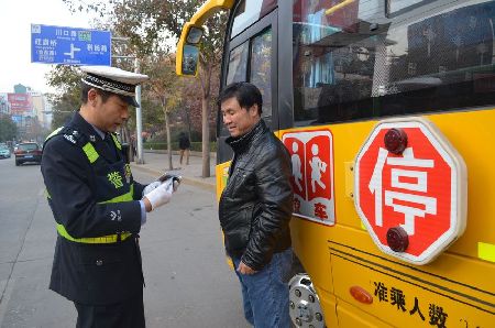 陜西銅川交警排查整治幼兒園校車和中小學校車違法行為/ 陜西銅川交警排查整治幼兒園校車和中小學校車違法行為