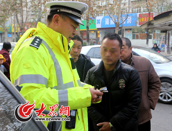 濟南市中交警今晨查獲一輛非法營運“校車” 濟南市中交警今晨查獲一輛非法營運“校車”