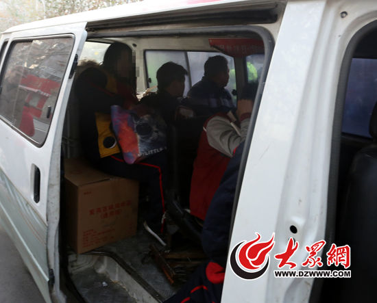 濟南市中交警今晨查獲一輛非法營運“校車” 濟南市中交警今晨查獲一輛非法營運“校車”