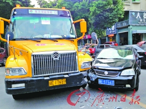 小車猛撞中小學校車 還好學生未傷 小車猛撞中小學校車 還好學生未傷