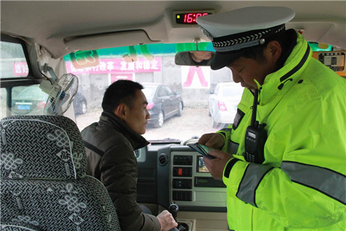 丹江口交警聯合教育部門開展幼兒園校車安全檢查行動/ 丹江口交警聯合教育部門開展幼兒園校車安全檢查行動