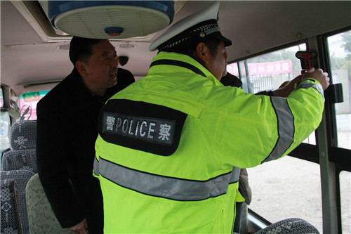 丹江口交警聯合教育部門開展幼兒園校車安全檢查行動/ 丹江口交警聯合教育部門開展幼兒園校車安全檢查行動