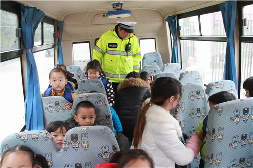 丹江口交警聯合教育部門開展幼兒園校車安全檢查行動/ 丹江口交警聯合教育部門開展幼兒園校車安全檢查行動
