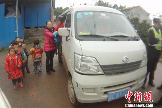 圖為民警查扣的“黑校車”。 劉洋 攝