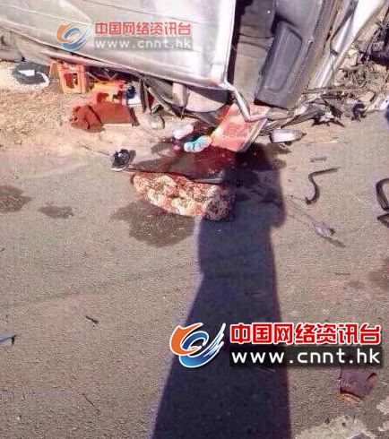 天津一校車發(fā)生車禍側翻 傳2名兒童當場死亡