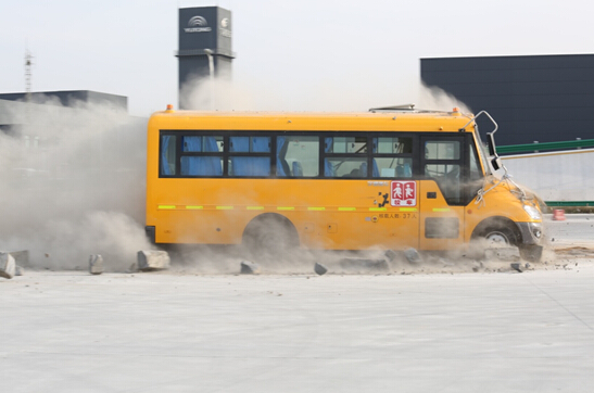 當轎車撞上校車 宇通校車用安全回饋國民信任 當轎車撞上校車 宇通校車用安全回饋國民信任